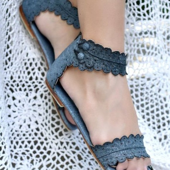 Elegant Gray Scalloped Women's Sandals - Picture 2 of 14